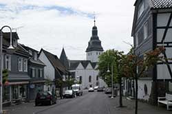 Die Hauptstraße in Nümbrecht mit Blick auf die ev. Kirche