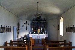 Der Altar in der Kapelle ist aus der Erbauungszeit. Dargestellt sind links die Hl. Agatha, rechts der Hl. Nikolaus. In der Mitte steht eine gotische Pieta aus dem 15. Jahrhundert